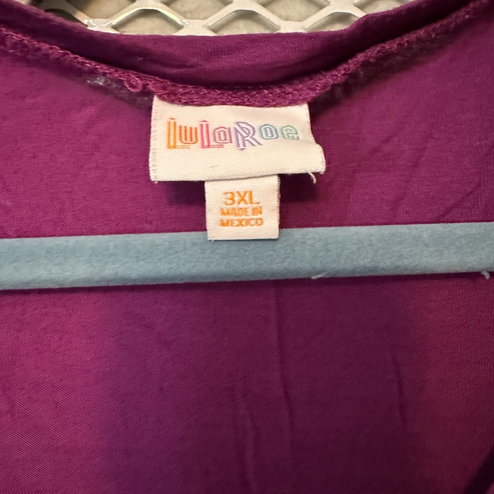 $5 - GRAB IT NOW! 
LuLaRoe Graphic Tee - Picture 4 of 4